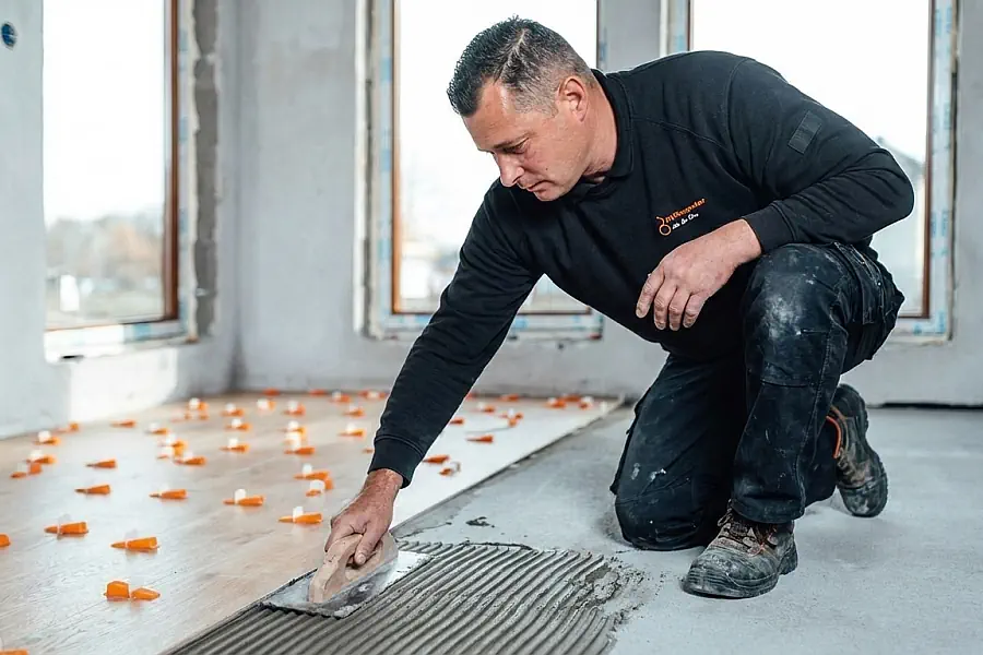Fliesenleger Leipzig Denis le Clerc bei der Arbeit